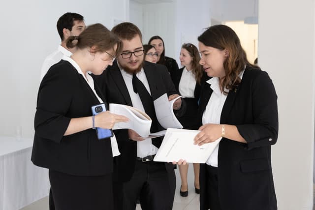 „Tegnap még elsősként mentem fel a lépcsőn, ma már palástban jövök le”