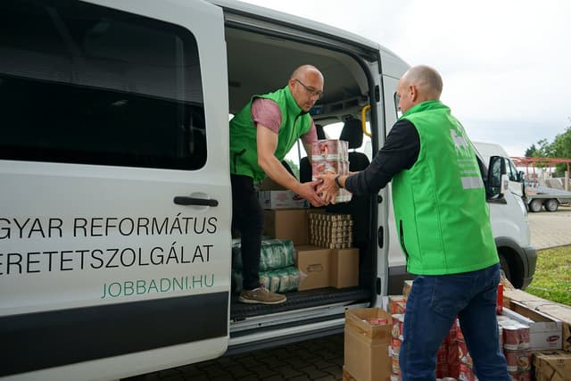 Humanitárius segélyszállítmányt és mentőcsapatot indított Erdélybe a Magyar Református Szeretetszolgálat