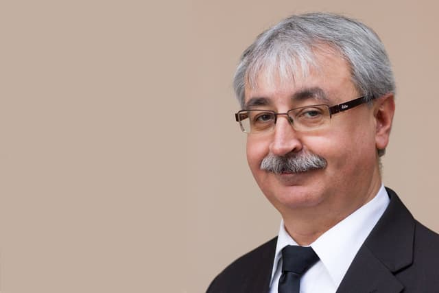 Egy lépéssel Isten után