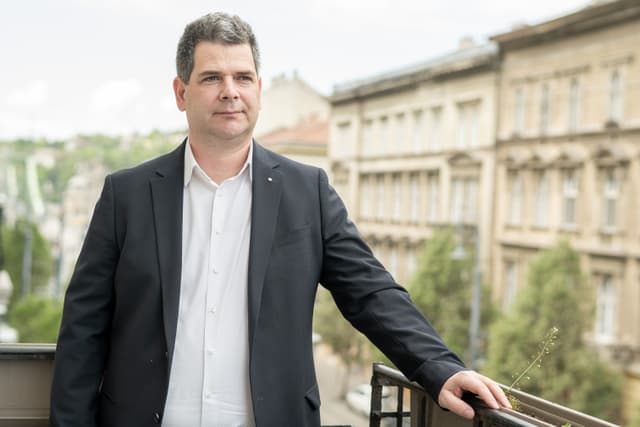 Segédeszköz vagy szellemi pótlék? A mesterséges intelligencia helye a református közösségekben