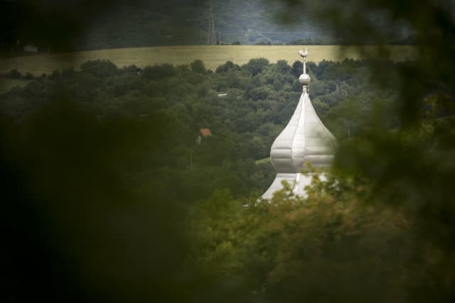 Gyülekezeteiben él az egyház