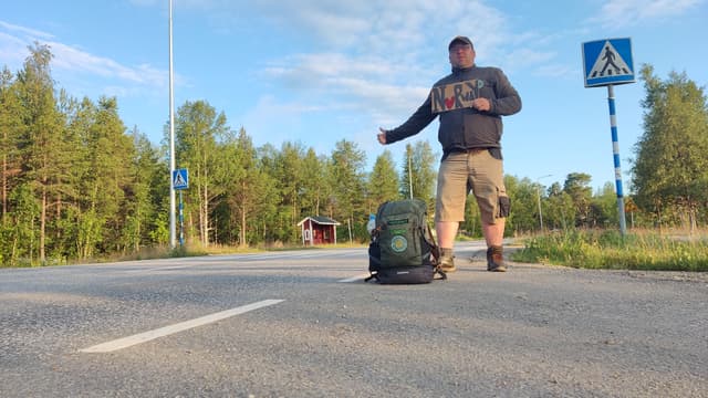 Háttal a célnak, arccal a segítség felé