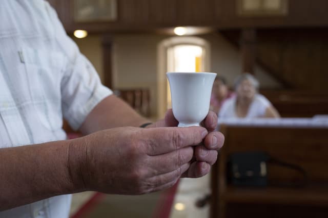 Mi köti össze a hollóházi porcelánt, egy elrejtett cserkészzászlót és a pusztafalui reformátusokat?