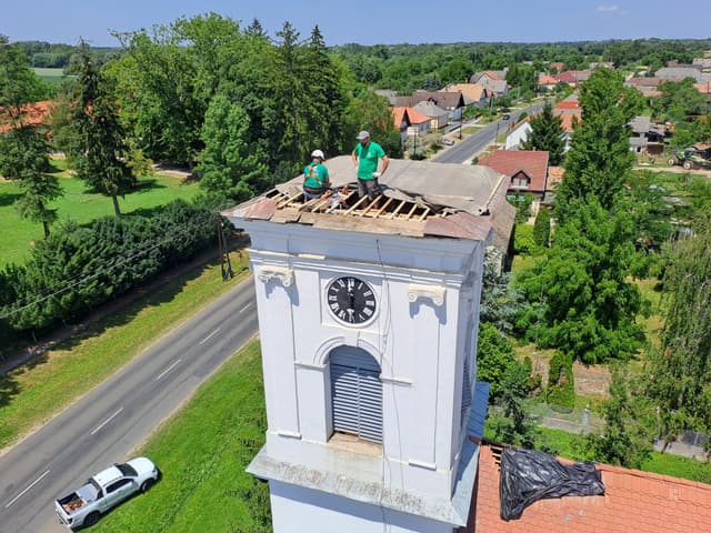 Ideiglenes tető a leomlott templomtoronyra