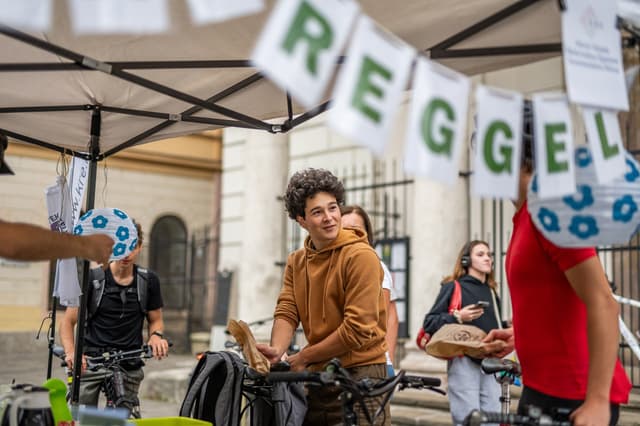 Bringásreggeli a Kálvin téri templom előtt