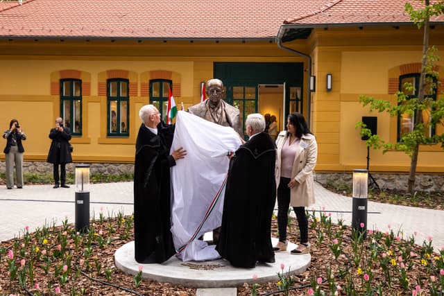 Felavatták Ravasz László szobrát Leányfalun