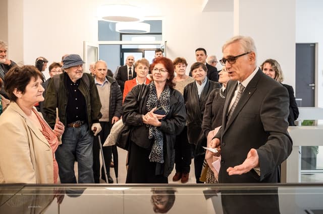 Énekszó és terített asztal