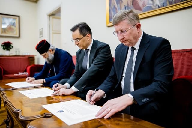 Debreceni küldöttség vitt adventi ajándékot Rómába