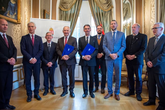 Bogárdi Szabó István és Adorjáni Zoltán vehették át az idei Károli Gáspár-díjat