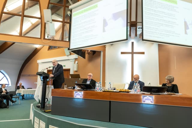 Csendet teremtő Ige és „előremutató döntések” a Zsinat nyitónapján