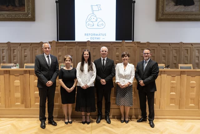 Nemcsak látni kell az embert, hanem meglátni is