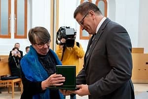 Évtizedes hűség az elesettekért