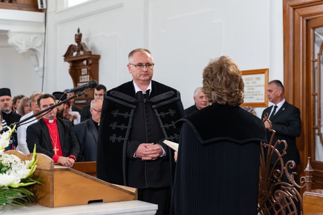 „Nem beosztottjaink vagy híveink vannak, hanem népünk”
