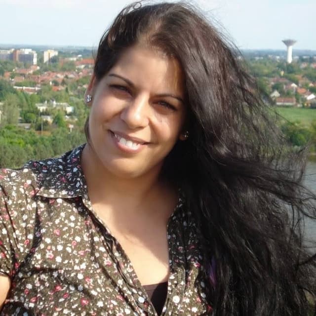 „Vissza kell mennem a népem közé” - A „barnább bőrű” Eszter története