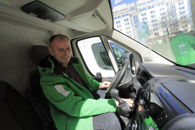 Új kisbuszokkal Kárpátaljáért