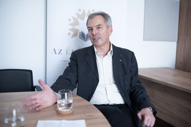 „Árnyalni kell azt a képet, hogy ezek csak áhítatoskodnak”
