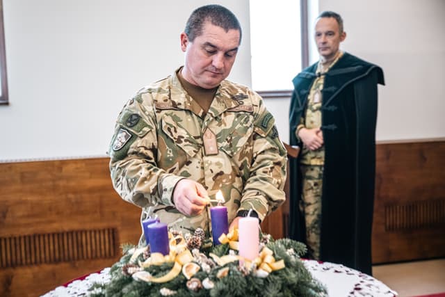 Adventi gyertyagyújtás egyenruhában