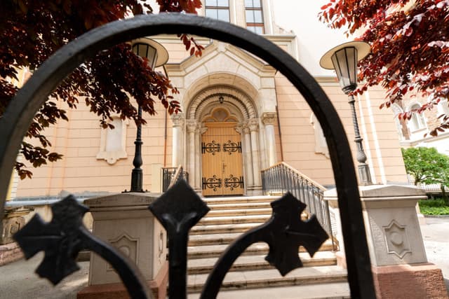 Tévés istentisztelet a Hold utcából