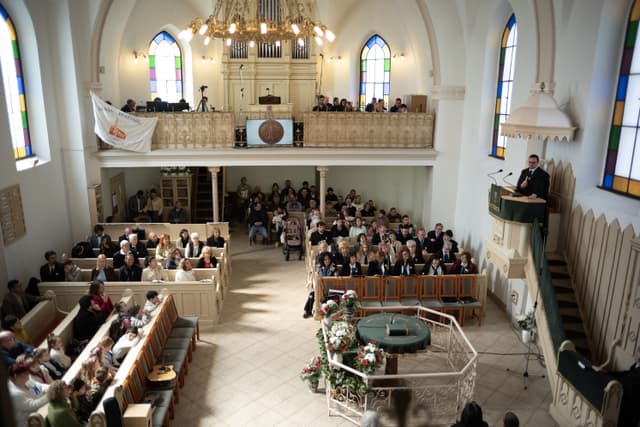 Négyszáz esztendő Isten tenyerén