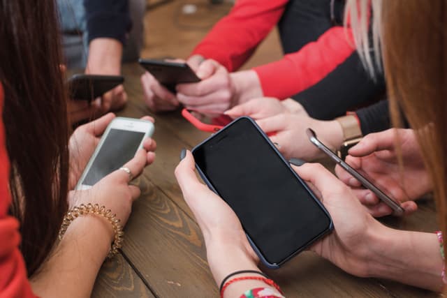 „Mindenkinek mindenné” lenni – az interneten is