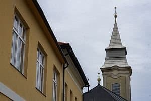 A hegyen épült város