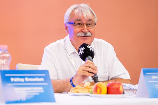 Testvéri közösségben megvitatni közös ügyeinket