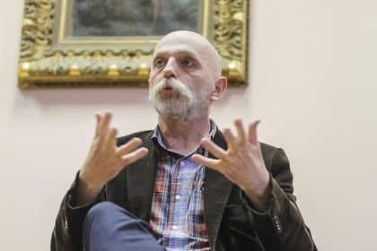 A református templomban mindannyian meztelenek vagyunk
